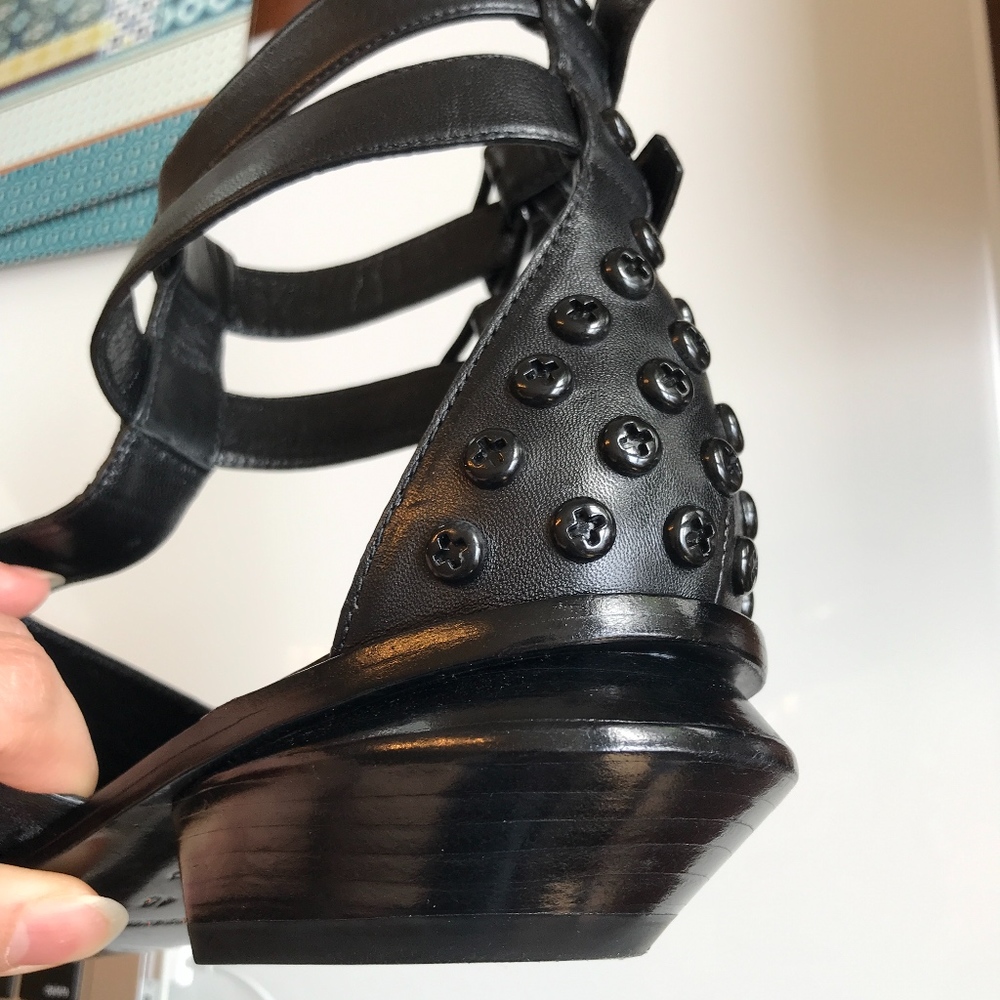 Shoe - Picture 3 of 8